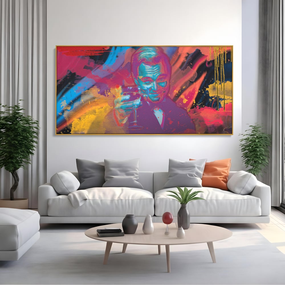 Tablou canvas cu tablou canvas cu leonardo dicaprio, in rama de aluminiu auriu, pe perete intr-un living